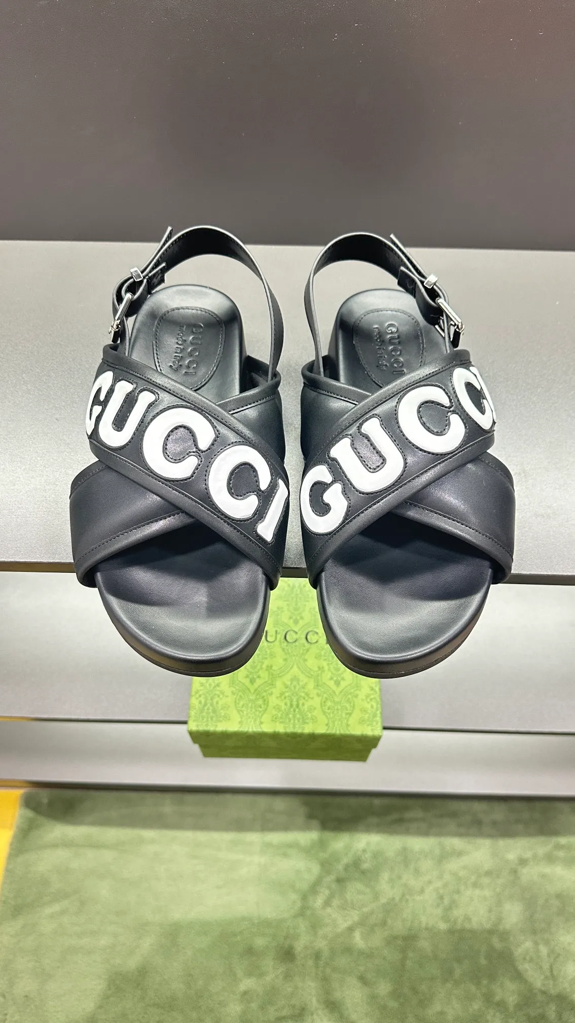 [G Family Couple Style] P: 320💰Female size 36~40 Men's size 39~45, (46. Custom-made GG slippers for men and women. This slipper is made of GG polyester fiber and is decorated with a Gucci label on the front, which adds a striking logo feel to the style. Beige GG recycled polyester fiber, same size for men and women, leather trim